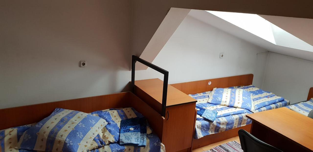 Kollege Hostel Cluj-Napoca Exteriör bild