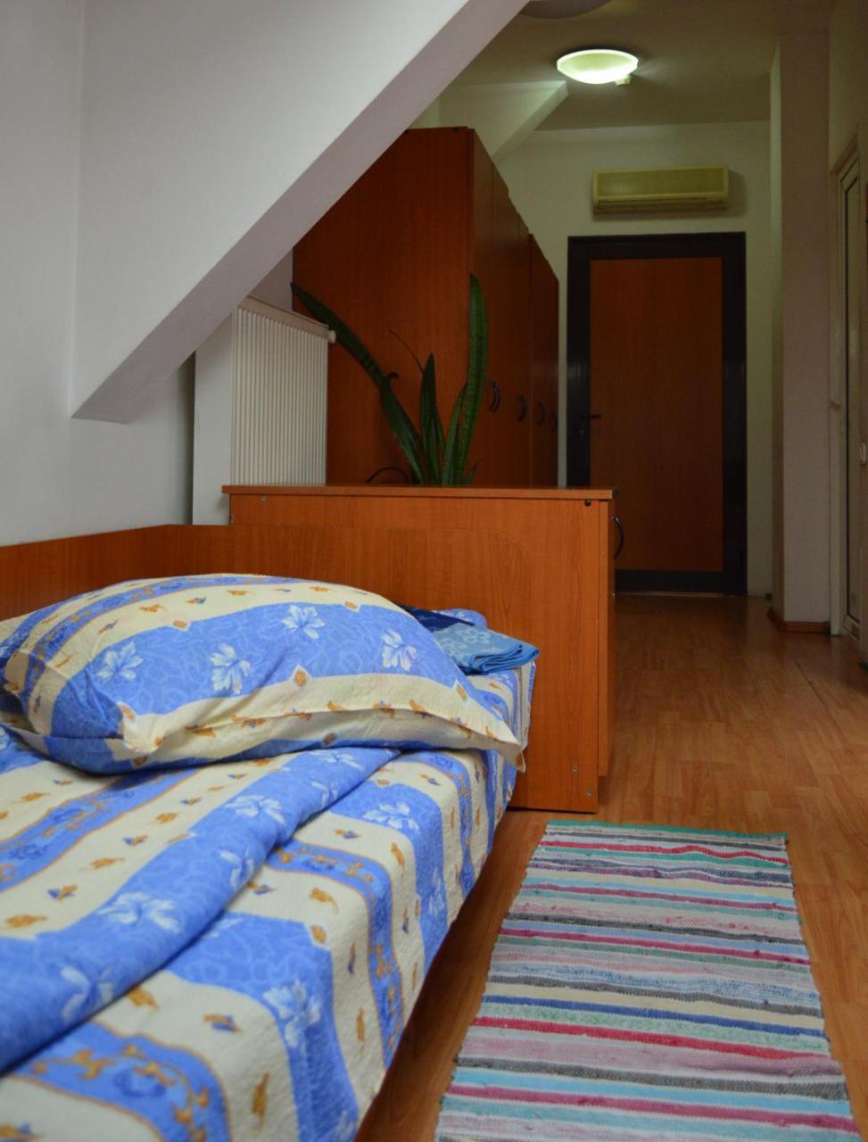 Kollege Hostel Cluj-Napoca Exteriör bild